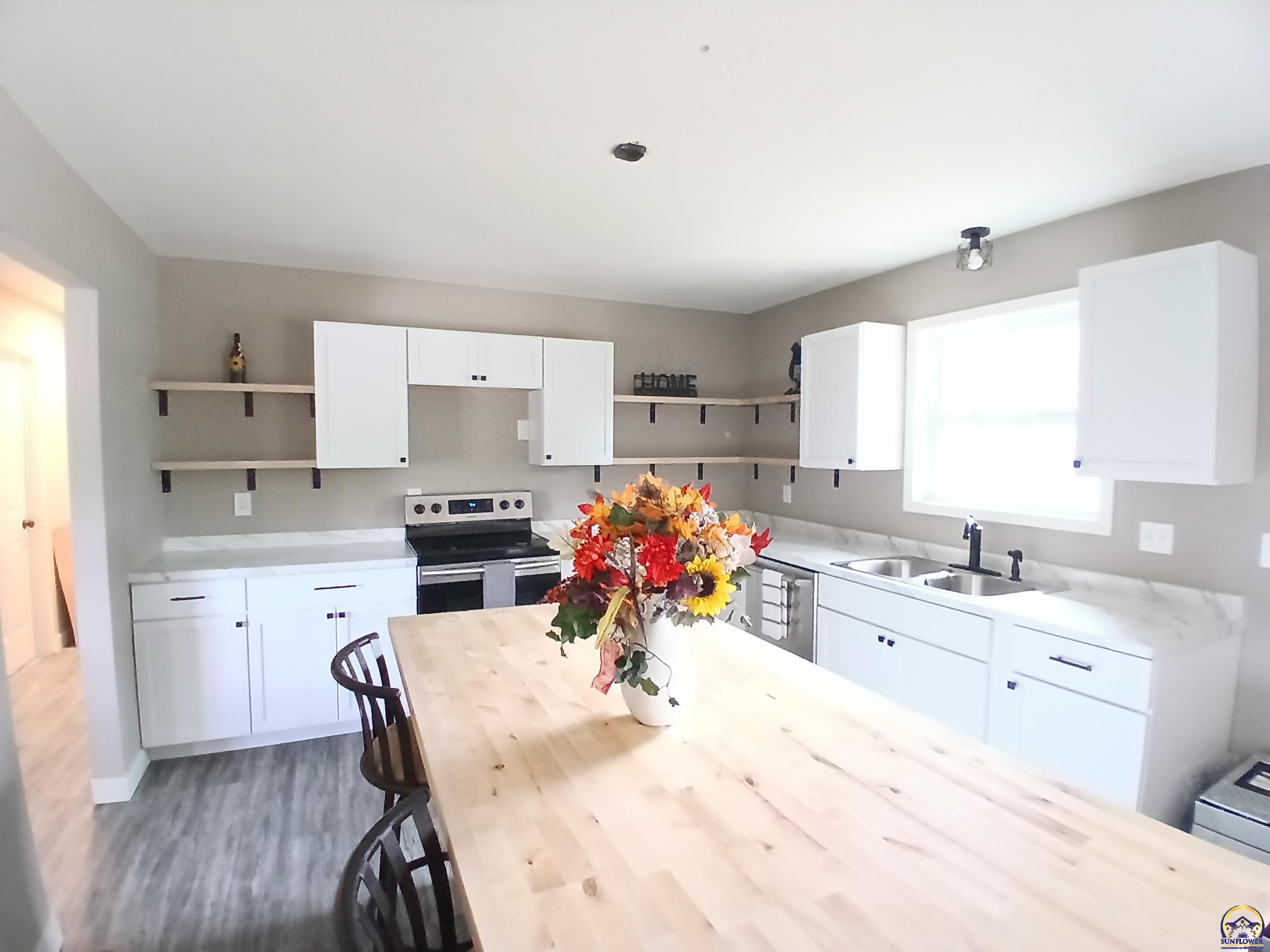 Topeka, Kansas 66609, United States, 4 Bedrooms Bedrooms, ,3 BathroomsBathrooms,Residential,Pending,226599