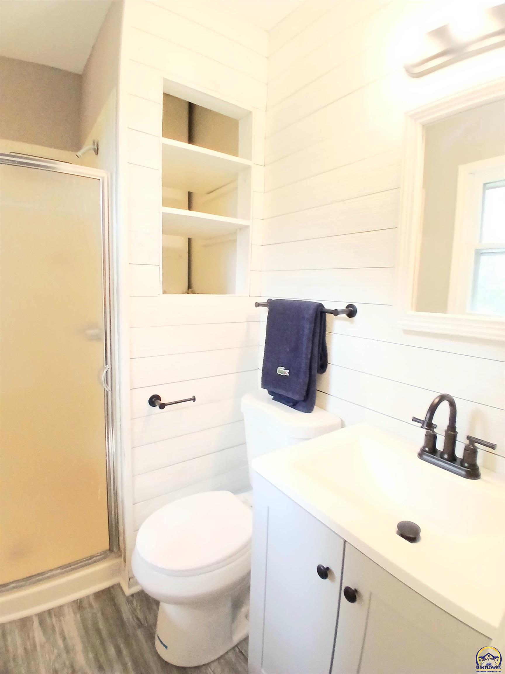 Topeka, Kansas 66609, United States, 4 Bedrooms Bedrooms, ,3 BathroomsBathrooms,Residential,Pending,226599