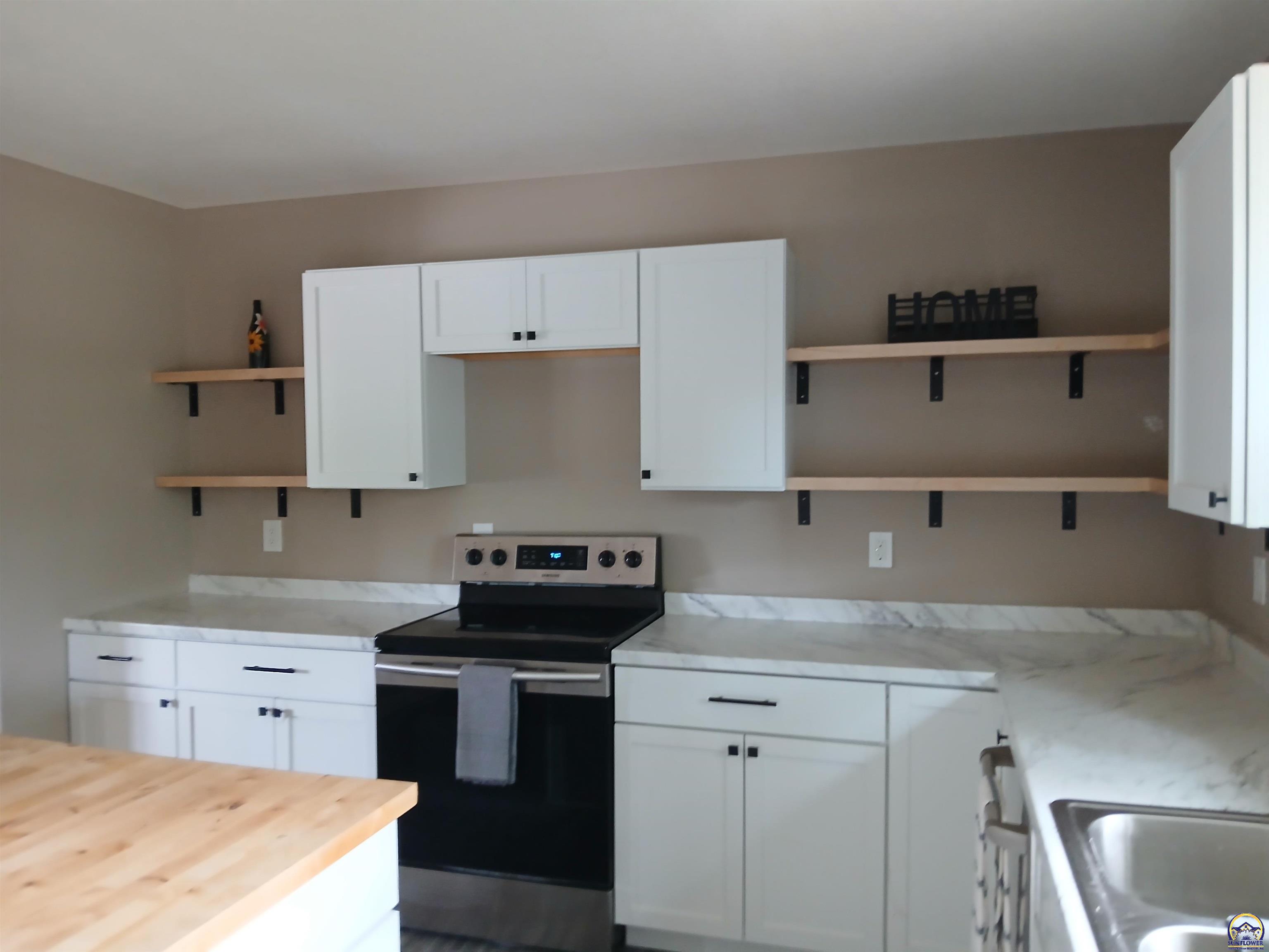 Topeka, Kansas 66609, United States, 4 Bedrooms Bedrooms, ,3 BathroomsBathrooms,Residential,Pending,226599