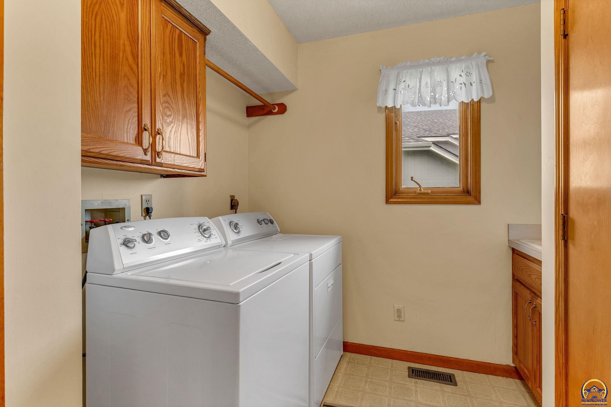 Topeka, Kansas 66610, United States, 4 Bedrooms Bedrooms, ,4 BathroomsBathrooms,Residential,Active,147918