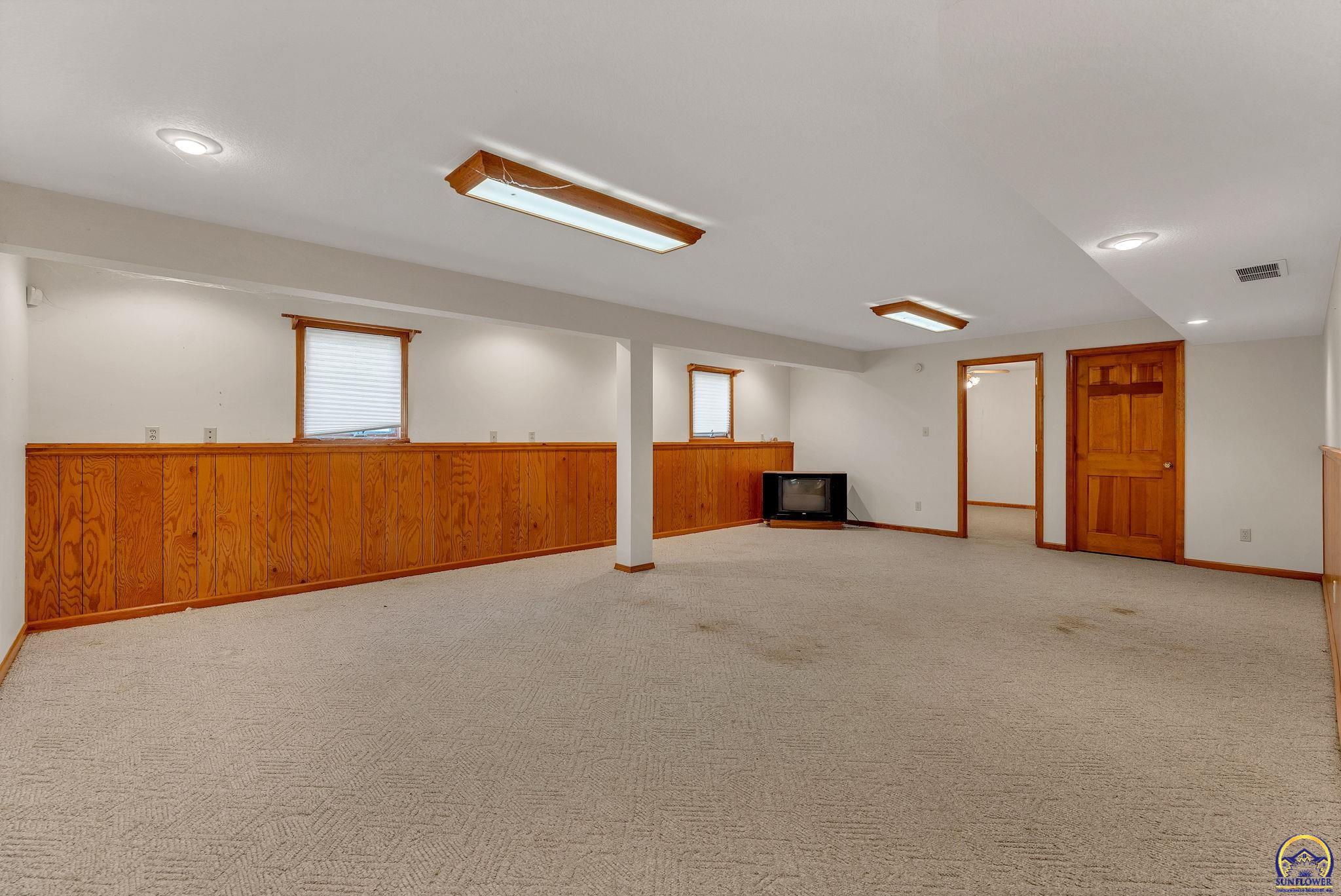 Topeka, Kansas 66610, United States, 4 Bedrooms Bedrooms, ,4 BathroomsBathrooms,Residential,Active,147918