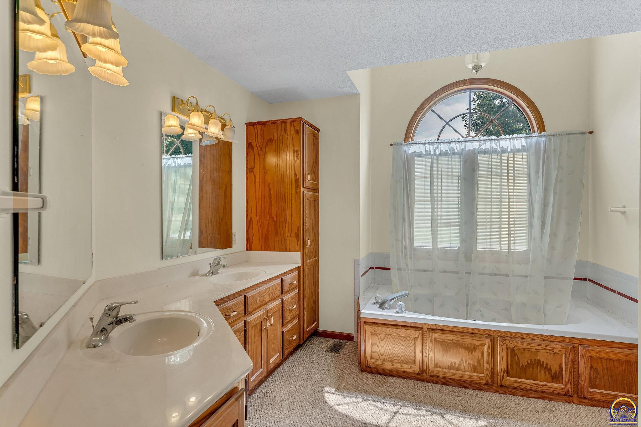 Topeka, Kansas 66610, United States, 4 Bedrooms Bedrooms, ,4 BathroomsBathrooms,Residential,Active,147918