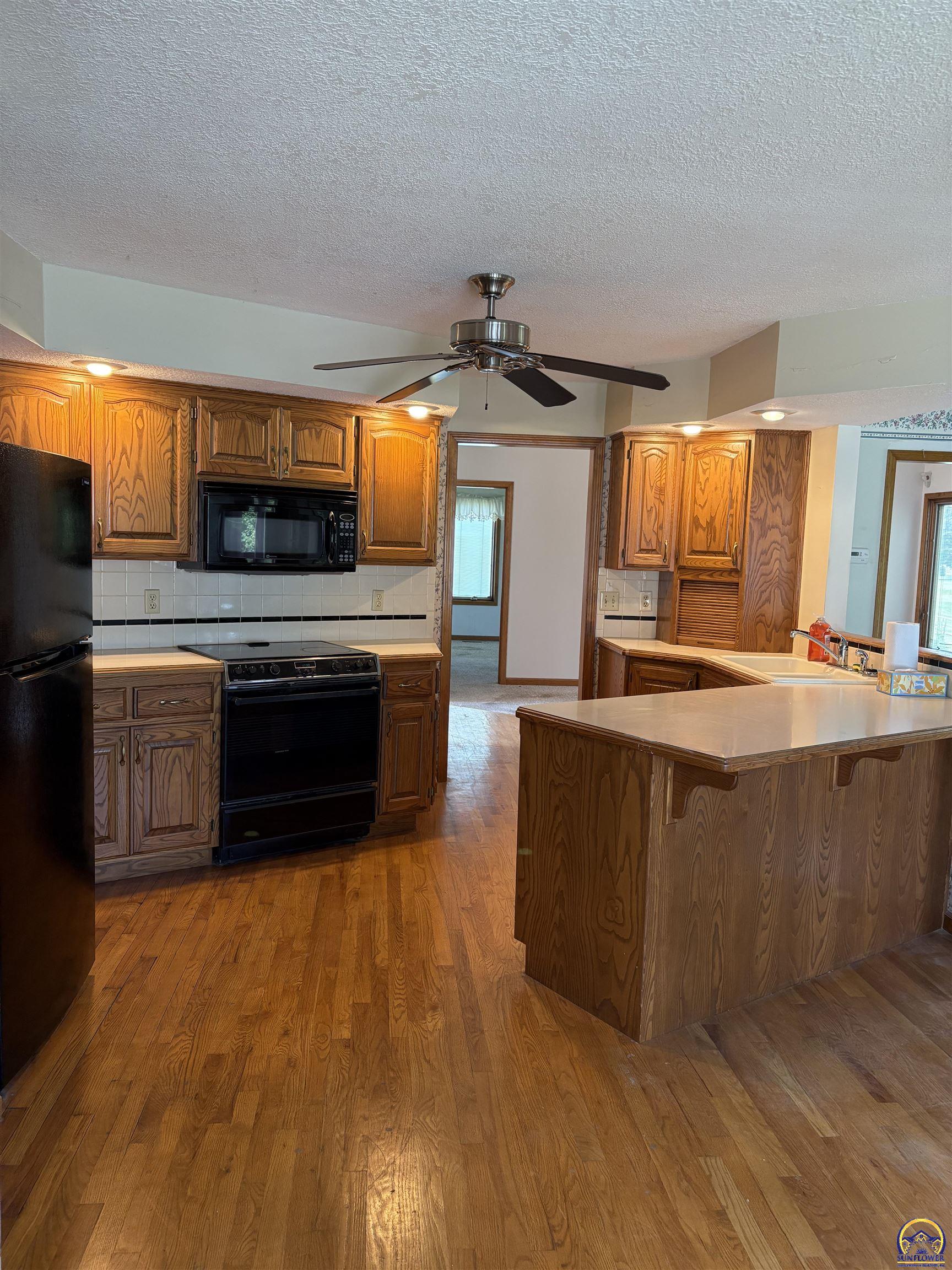 Topeka, Kansas 66610, United States, 4 Bedrooms Bedrooms, ,4 BathroomsBathrooms,Residential,Active,147918