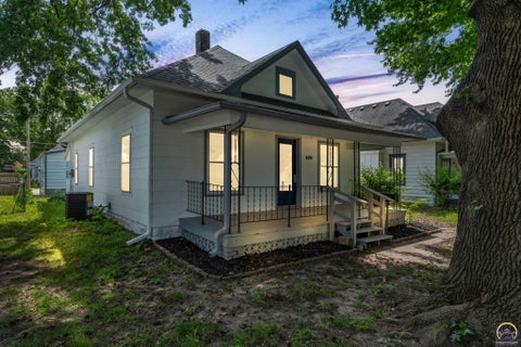 Tiny photo for 418 NE Wilson Ave, Topeka, KS 66616 (MLS # 244728)