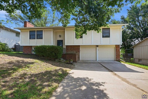 Photo of 2724 SW Tutbury Town Rd, Topeka, KS 66614 (MLS # 246038)