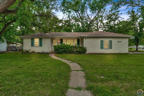 Photo of 1635 SW Burnett Rd, Topeka, KS 66604 (MLS # 245613)