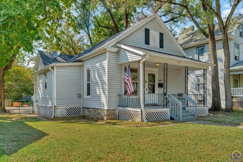 Photo of 1431 SW Tyler St, Topeka, KS 66612 (MLS # 246431)