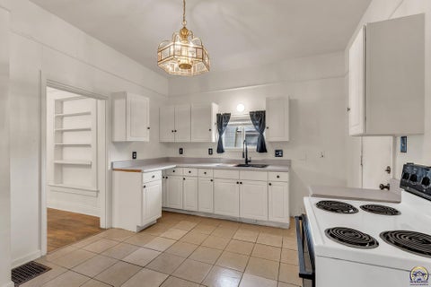 Tiny photo for 1431 SW Tyler St, Topeka, KS 66612 (MLS # 246431)