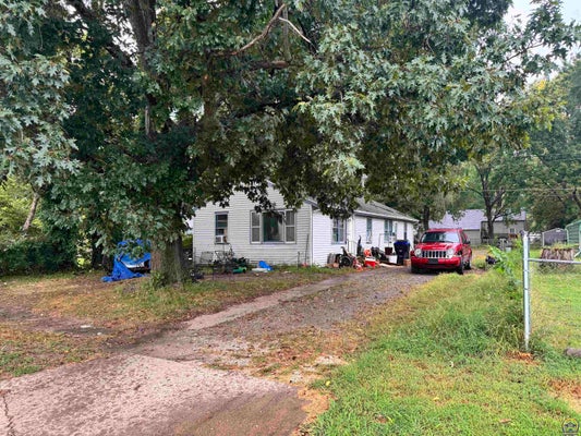 940 NE POPLAR ST, TOPEKA, KS 66616 - Image df462eb39b80a4e652cd7190e99c515c/2349514061