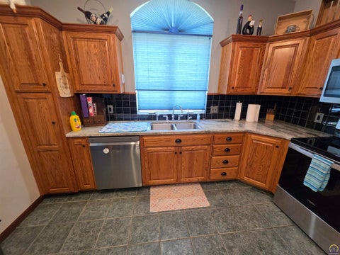 Tiny photo for 1143 SW Red Oaks Pl, Topeka, KS 66615 (MLS # 246016)