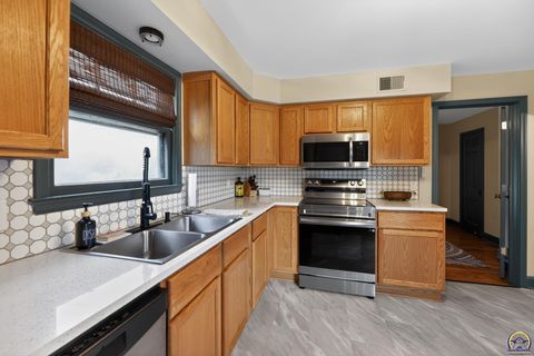 Tiny photo for 2645 SE 29th St, Topeka, KS 66605 (MLS # 244888)