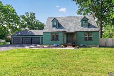 Photo of 2645 SE 29th St, Topeka, KS 66605 (MLS # 244888)