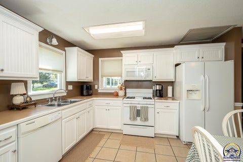 Tiny photo for 810 Francis St, Valley Falls, KS 66088 (MLS # 246890)