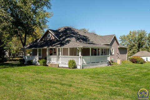 Tiny photo for 810 Francis St, Valley Falls, KS 66088 (MLS # 246890)