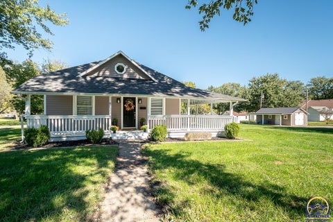 Photo of 810 Francis St, Valley Falls, KS 66088 (MLS # 246890)