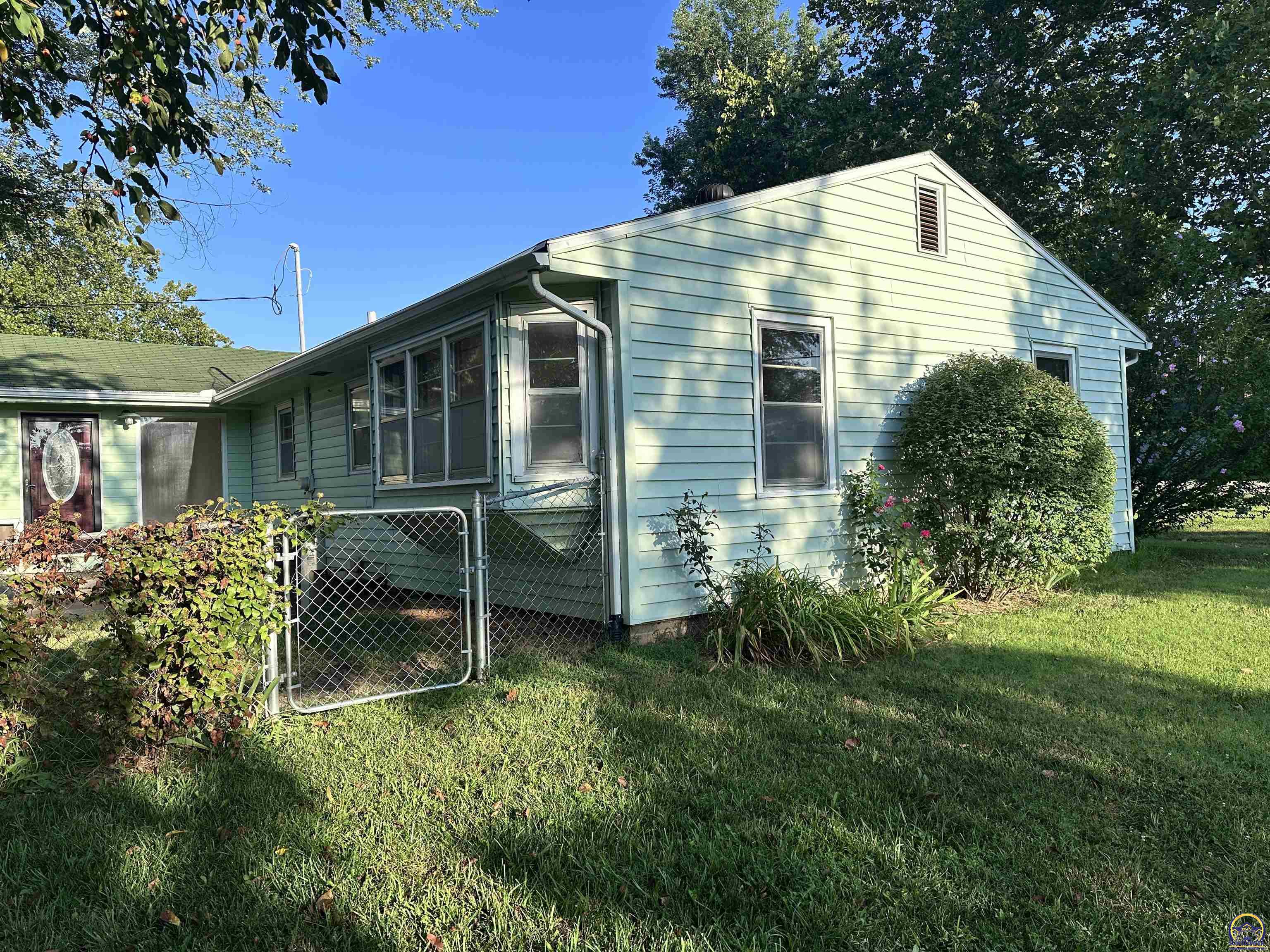 Topeka, Kansas 66618, United States, 2 Bedrooms Bedrooms, ,1 BathroomBathrooms,Residential,Pending,195268