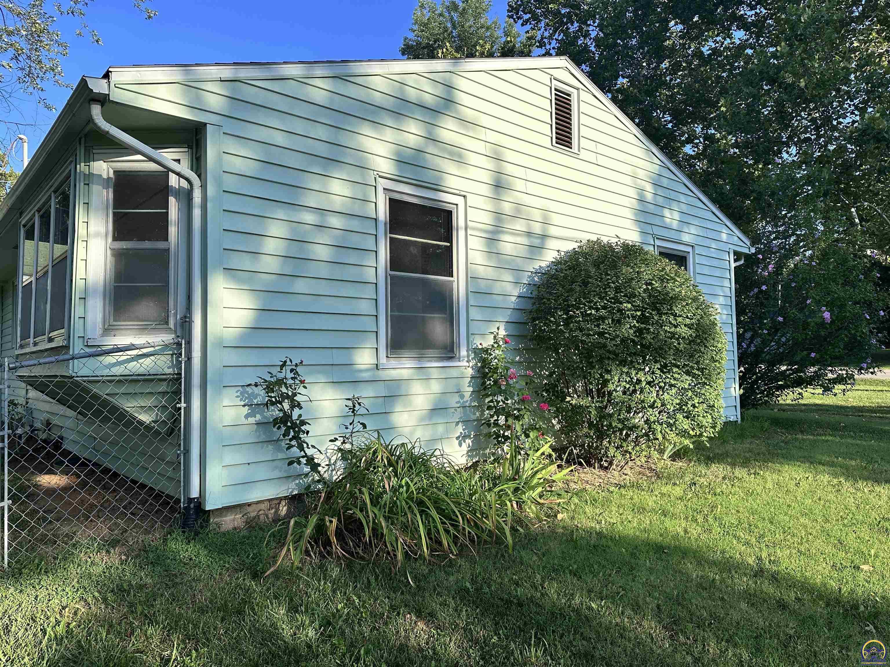 Topeka, Kansas 66618, United States, 2 Bedrooms Bedrooms, ,1 BathroomBathrooms,Residential,Pending,195268