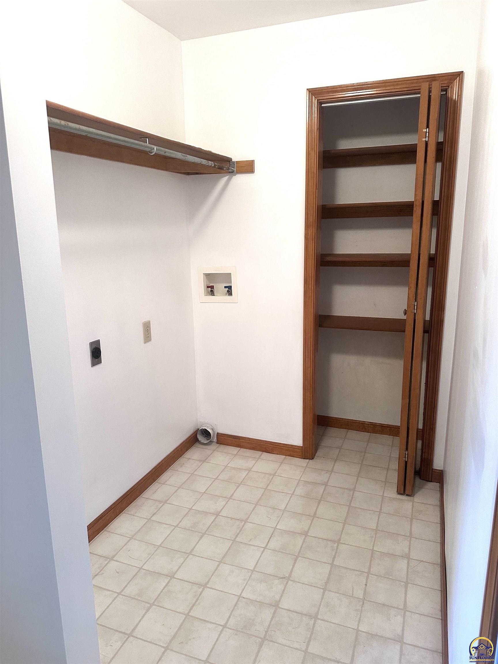 Topeka, Kansas 66618, United States, 2 Bedrooms Bedrooms, ,1 BathroomBathrooms,Residential,Pending,195268