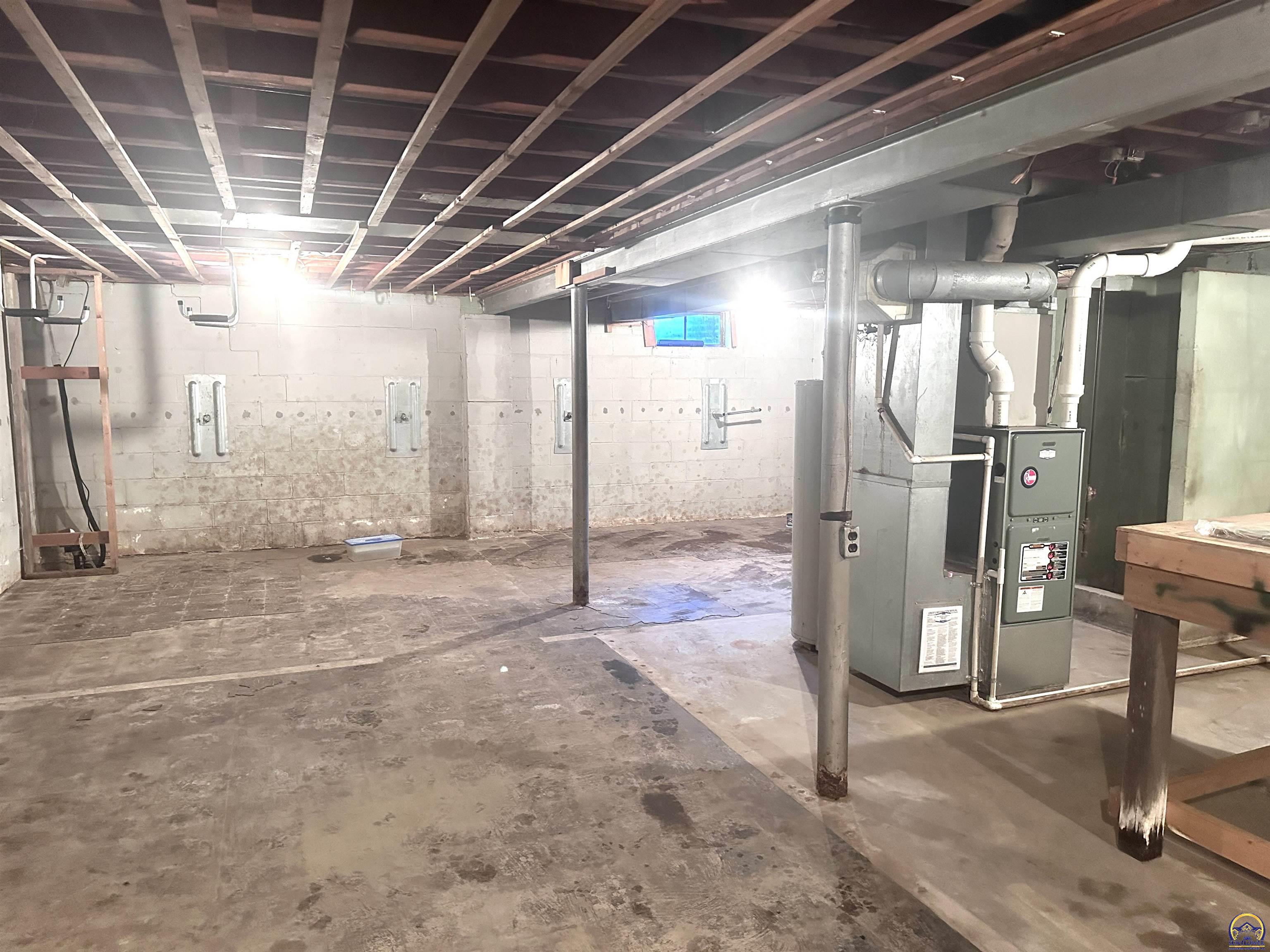 Topeka, Kansas 66618, United States, 2 Bedrooms Bedrooms, ,1 BathroomBathrooms,Residential,Pending,195268