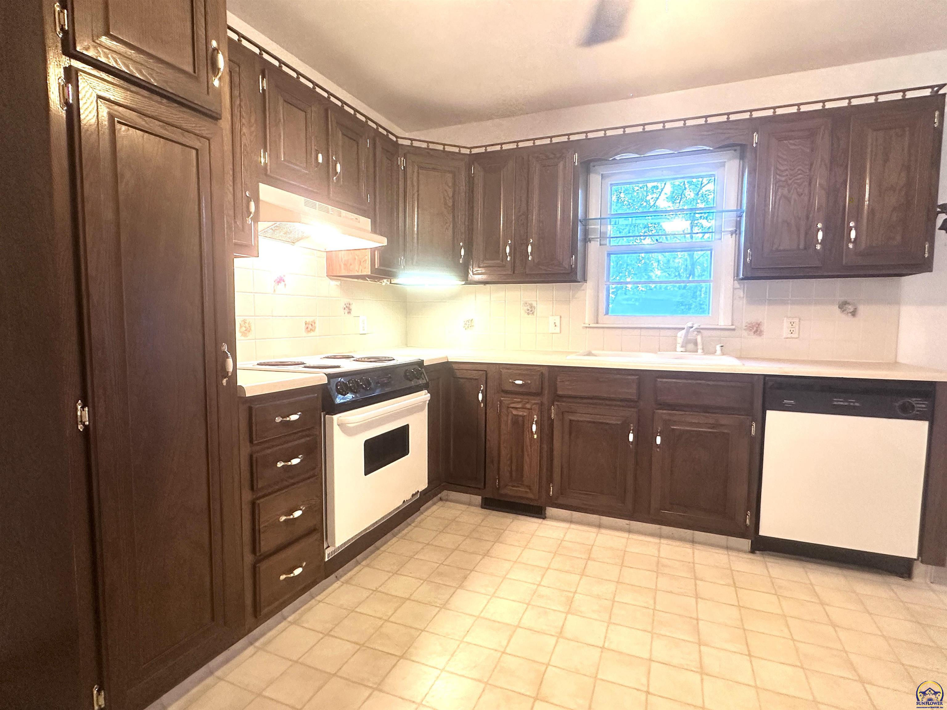 Topeka, Kansas 66618, United States, 2 Bedrooms Bedrooms, ,1 BathroomBathrooms,Residential,Pending,195268