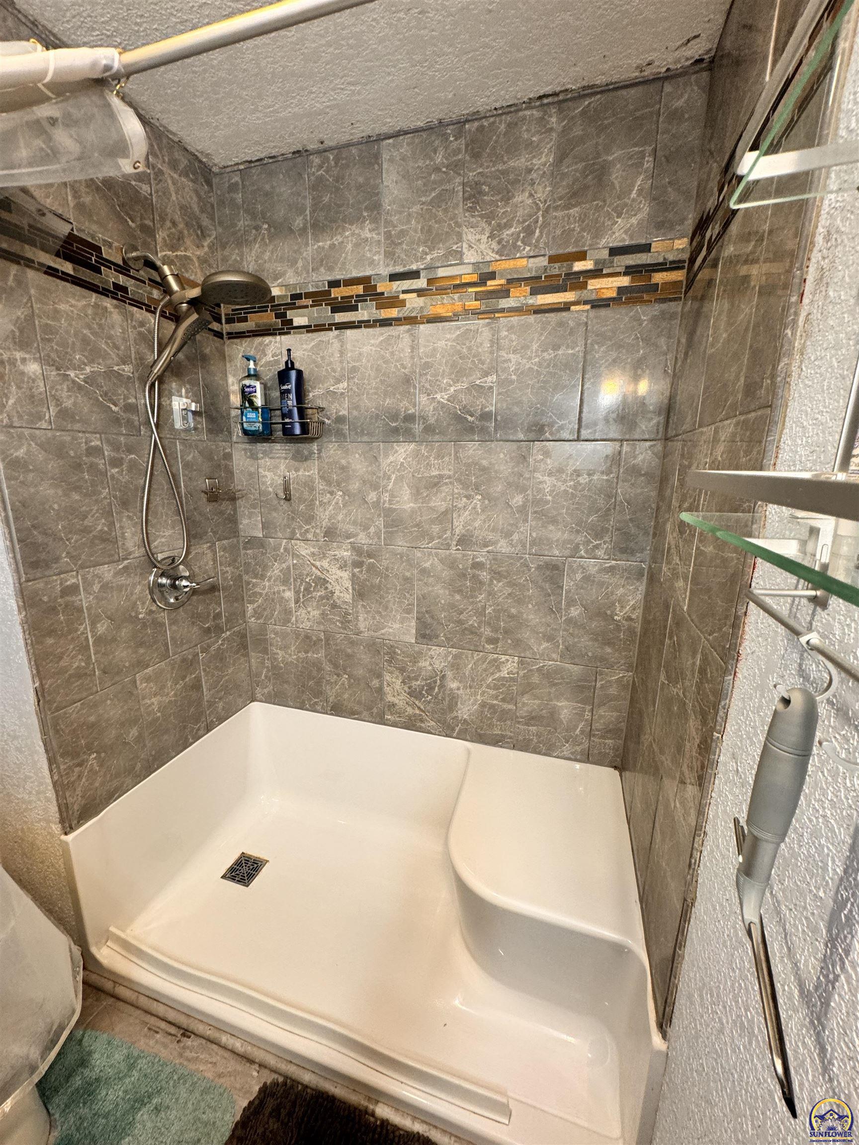 Topeka, Kansas 66604, United States, 2 Bedrooms Bedrooms, ,2 BathroomsBathrooms,Residential,Pending,53564