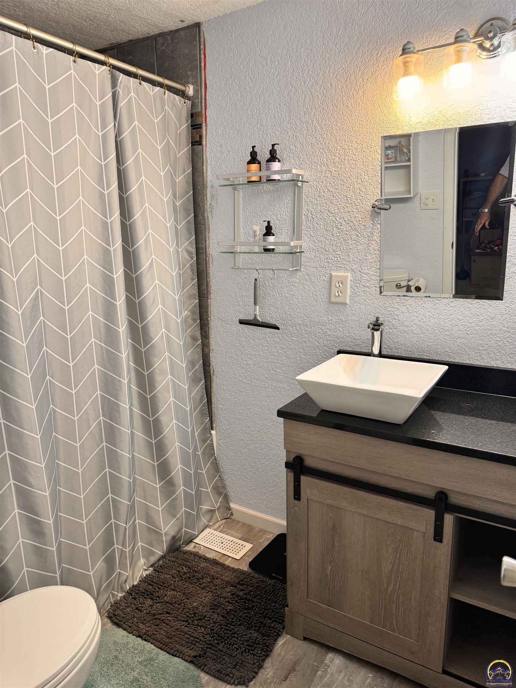 Topeka, Kansas 66604, United States, 2 Bedrooms Bedrooms, ,2 BathroomsBathrooms,Residential,Pending,53564