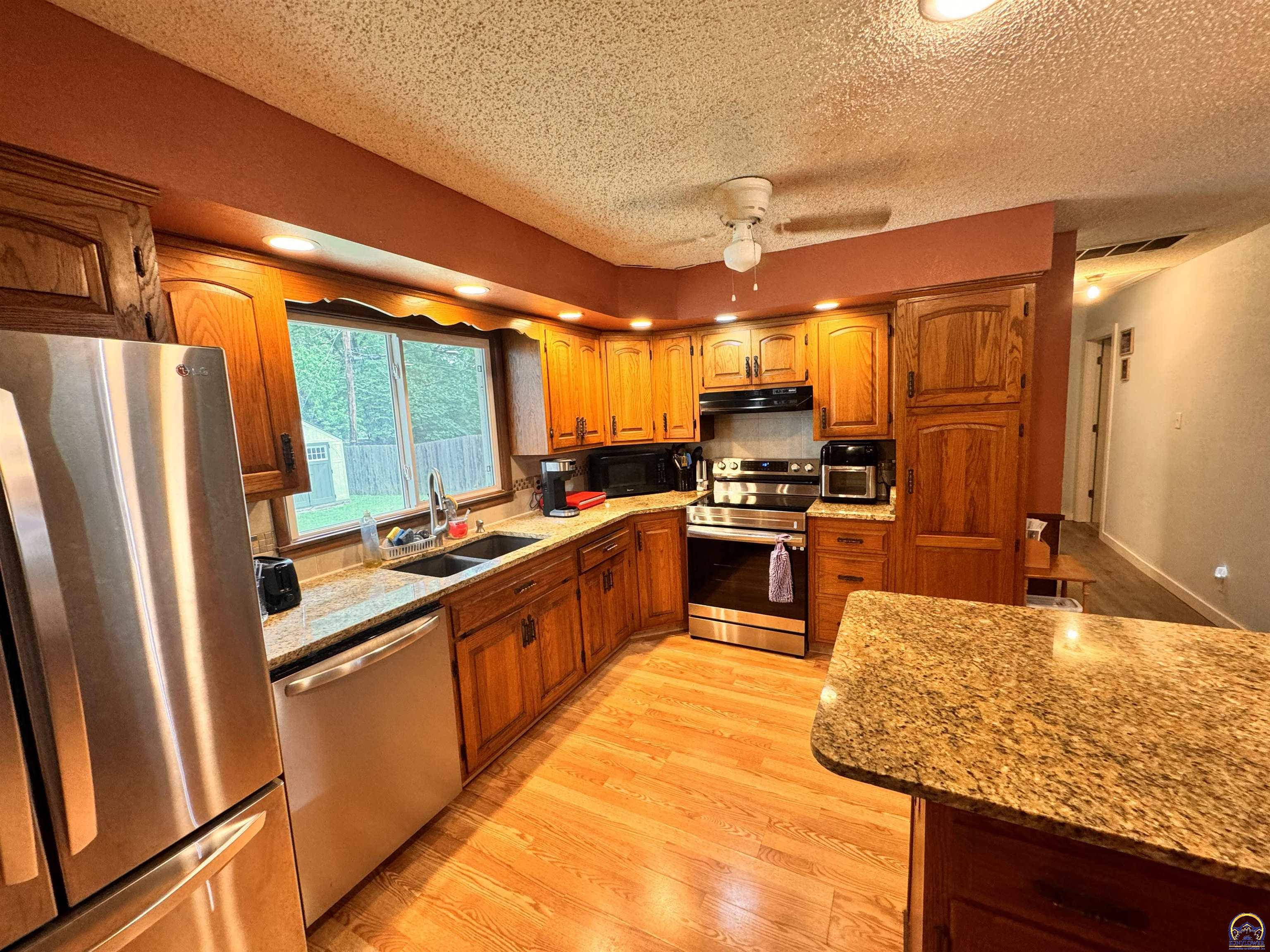 Topeka, Kansas 66604, United States, 2 Bedrooms Bedrooms, ,2 BathroomsBathrooms,Residential,Pending,53564