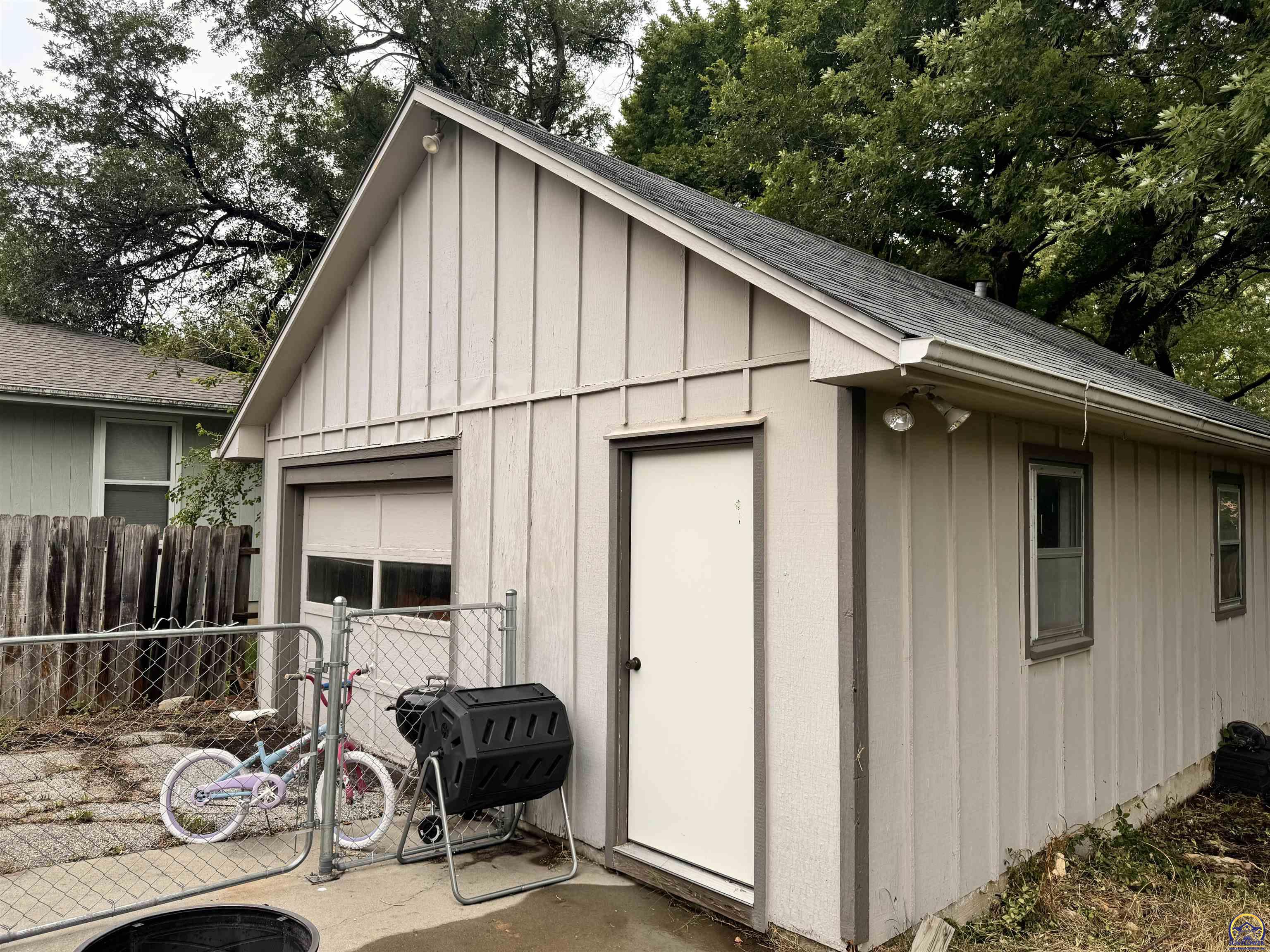 Topeka, Kansas 66604, United States, 2 Bedrooms Bedrooms, ,2 BathroomsBathrooms,Residential,Pending,53564