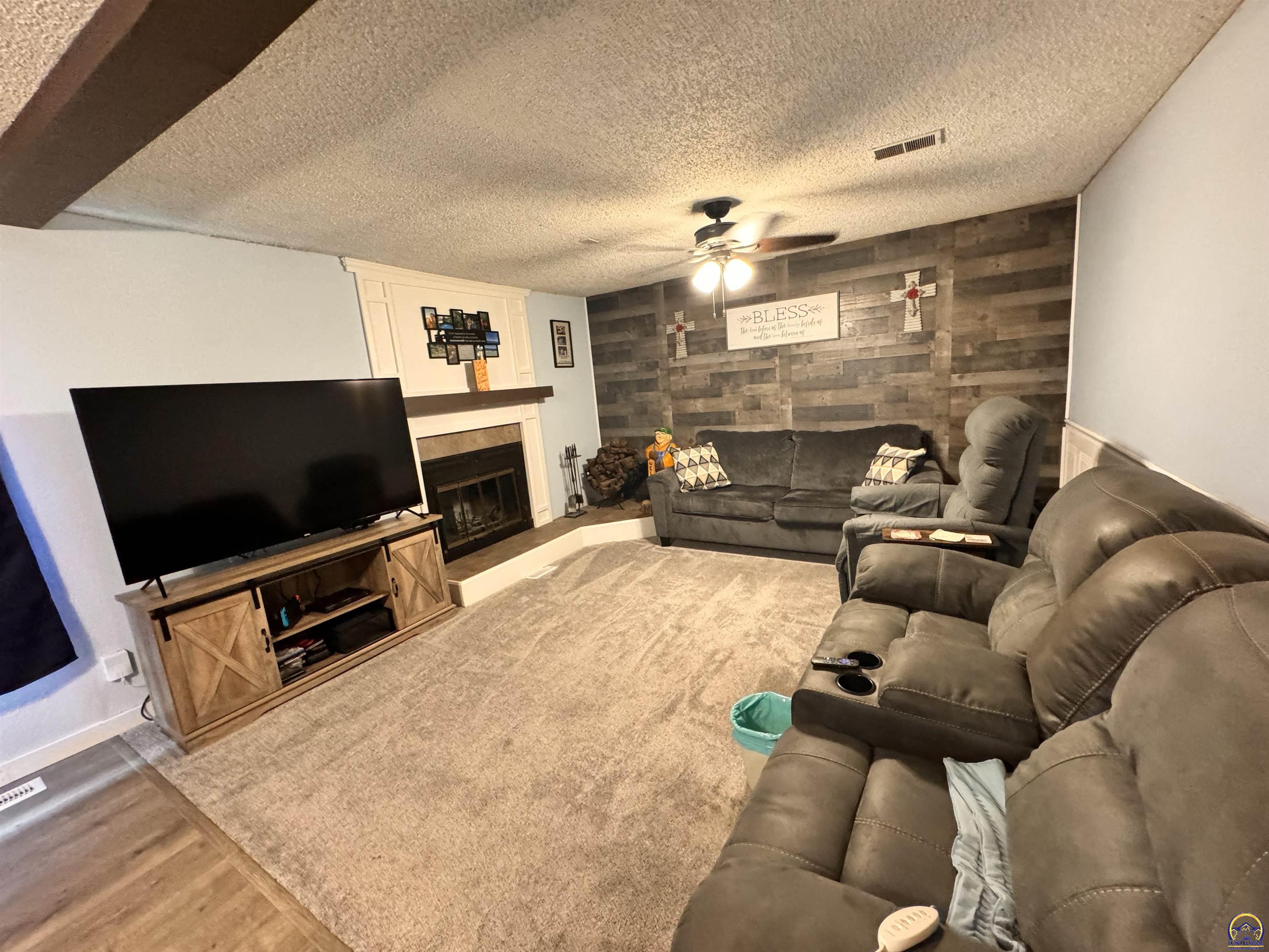 Topeka, Kansas 66604, United States, 2 Bedrooms Bedrooms, ,2 BathroomsBathrooms,Residential,Pending,53564