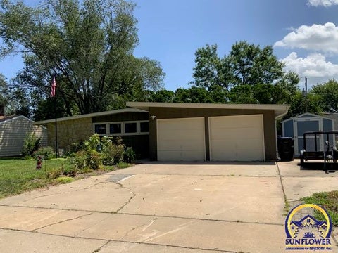 Photo of 3328 SW James St, Topeka, KS 66614 (MLS # 245781)