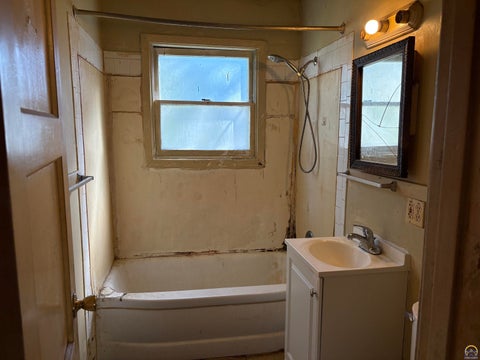 Tiny photo for 325 SE 36th St, Topeka, KS 66605 (MLS # 246911)