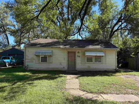 Photo of 325 SE 36th St, Topeka, KS 66605 (MLS # 246911)