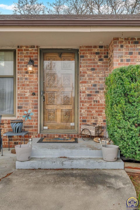 Tiny photo for 2145 SE 38th Cir, Topeka, KS 66609 (MLS # 243760)