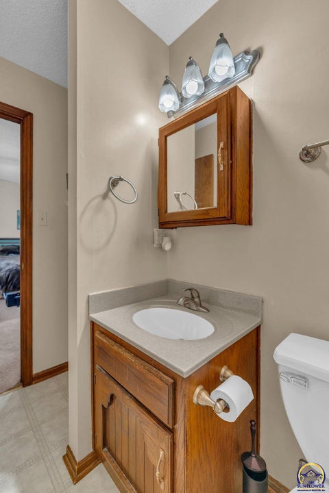 Tiny photo for 2145 SE 38th Cir, Topeka, KS 66609 (MLS # 243760)