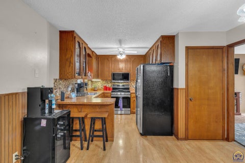 Tiny photo for 2145 SE 38th Cir, Topeka, KS 66609 (MLS # 243760)