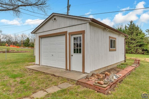 Tiny photo for 2145 SE 38th Cir, Topeka, KS 66609 (MLS # 243760)