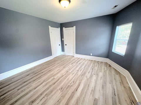 Tiny photo for 619 SW Buchanan St, Topeka, KS 66606 (MLS # 245686)
