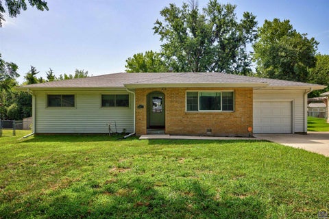 Photo of 2555 SE Tidewater Dr, Topeka, KS 66605 (MLS # 245635)
