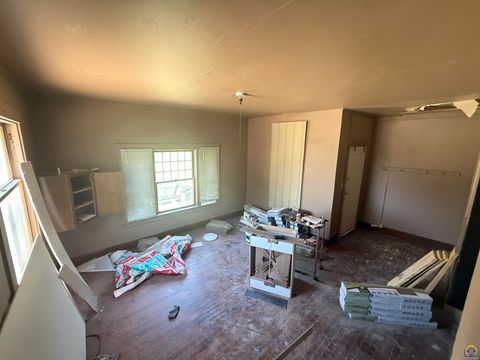 Tiny photo for 911 SW 3rd St, Topeka, KS 66606 (MLS # 244506)