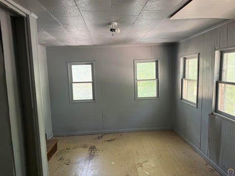 Tiny photo for 911 SW 3rd St, Topeka, KS 66606 (MLS # 244506)