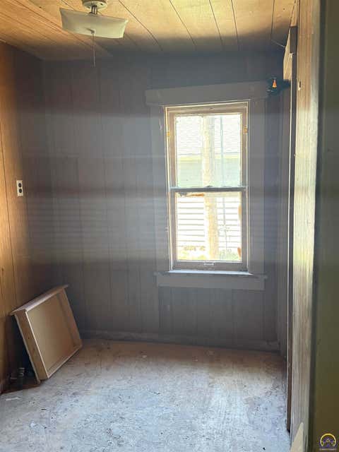 Tiny photo for 911 SW 3rd St, Topeka, KS 66606 (MLS # 244506)