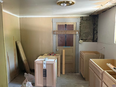 Tiny photo for 911 SW 3rd St, Topeka, KS 66606 (MLS # 244506)