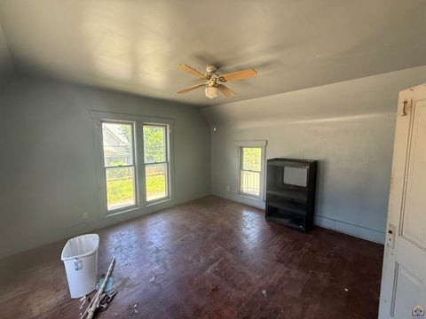 Tiny photo for 911 SW 3rd St, Topeka, KS 66606 (MLS # 244506)