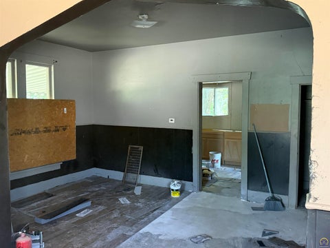 Tiny photo for 911 SW 3rd St, Topeka, KS 66606 (MLS # 244506)