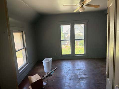 Tiny photo for 911 SW 3rd St, Topeka, KS 66606 (MLS # 244506)