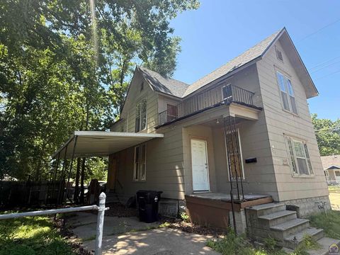 Tiny photo for 911 SW 3rd St, Topeka, KS 66606 (MLS # 244506)