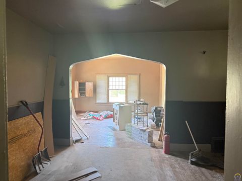 Tiny photo for 911 SW 3rd St, Topeka, KS 66606 (MLS # 244506)