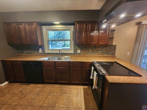 Tiny photo for 1239 Tomahawk Dr, Emporia, KS 66801 (MLS # 246441)