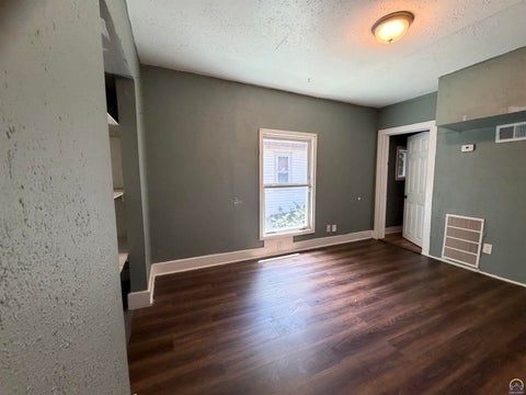 Tiny photo for 1105 SW Western Ave, Topeka, KS 66604 (MLS # 245093)