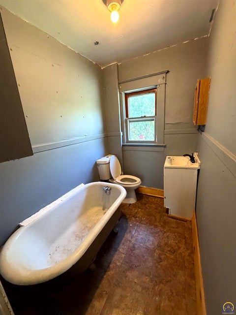 Tiny photo for 1501 SW Van Buren St, Topeka, KS 66612 (MLS # 246305)